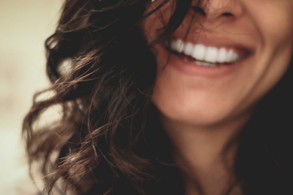 Perfektes Lächeln durch unsichtbare Zahnspange
